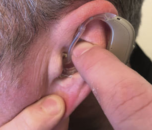 Inserting_your_earmould_and_hearing_aid_-_Step_6.png