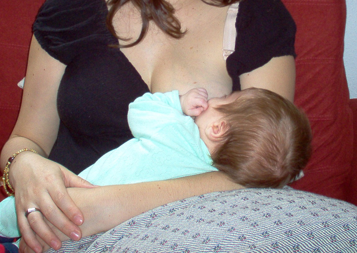 breastfeeding-1589216_1920.jpg